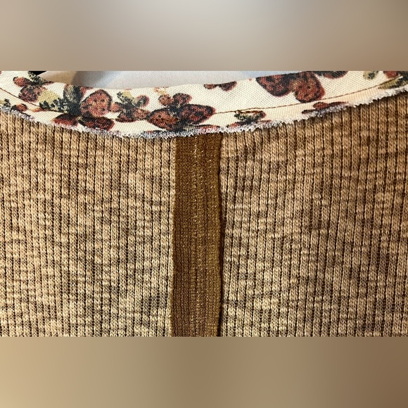 POL Bloom & Floral  Mocha Heathered Crewneck ribbed with Floral Trim - Picture 8 of 13